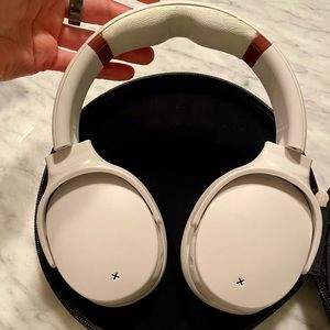 Skullcandy Venue headphones, noise canceling.